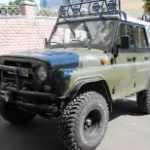 UAZ 469 emeli a test felett a keret kezével