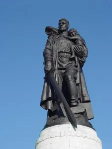 Înțelege copilul desenează-mi o oaie - arhivă - un monument soldat sovietic