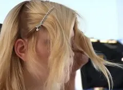 Haj, mint Emi Uaynhaus kaptár tetején, divatos frizurával 2013 - fotók