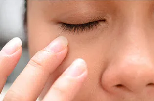 Az okok a megjelenése duzzanatokat a szem alatti reggel alvás után, és hogyan lehet elkerülni az előfordulás