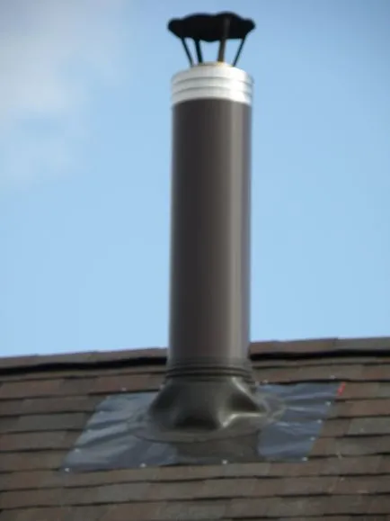 coș de fum care se extinde prin acoperiș pentru a instala conducta prin acoperiș pentru horn