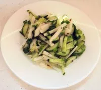 Saláta a daikon retek és uborka