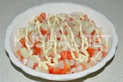 Salata cu pește afumat, roșii și brânză