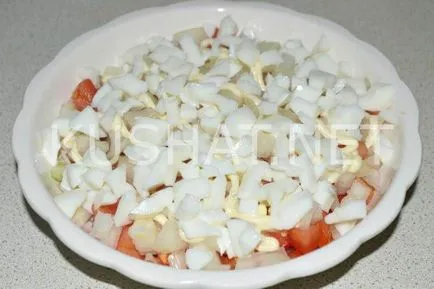 Salata cu pește afumat, roșii și brânză