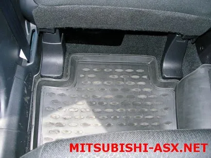 Subwoofer în mitsubishi ASX sub scaunul din față - clubul auto Mitsubishi ASX, Mitsubishi SUV-uri, Mitsubishi