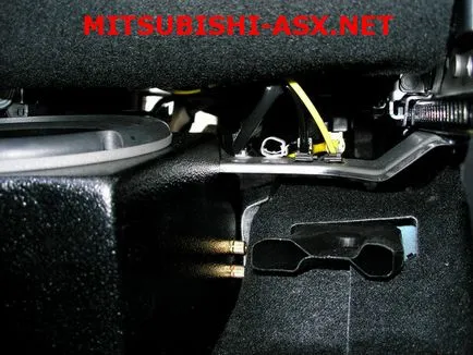 Subwoofer în mitsubishi ASX sub scaunul din față - clubul auto Mitsubishi ASX, Mitsubishi SUV-uri, Mitsubishi