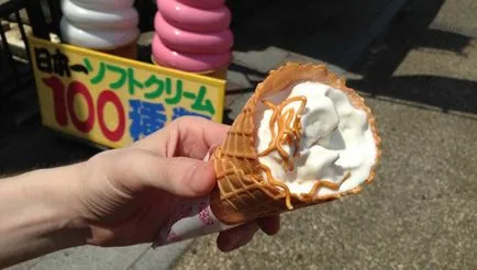 A séf és étterem tulajdonosa azt mutatja, hogy a japán profi enni egy tál ramen leves