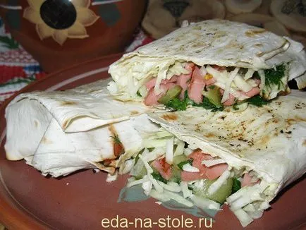 Shawarma в пита, храна на масата