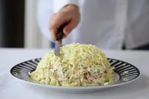 Salata Layered cu pește afumat și roșii - Puff salate 1001 produse alimentare