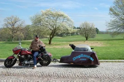 Cu un câine pe o motocicletă