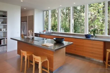 Interiorul elegant de bucătărie cu o fereastră, idei originale de design de bucătărie