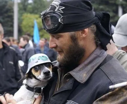 Cu un câine pe o motocicletă