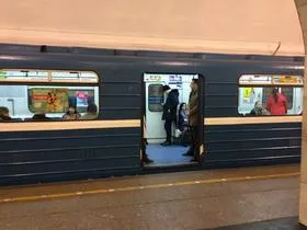 Trei stații de metrou sunt complet închise din cauza unei compoziții defectuoase