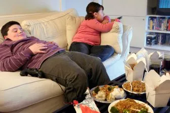A tudósok kifejtette, hogy miért nem lehet enni előtt TV