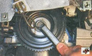 Szerelése az első henger-dugattyú a TDC sűrítési ütemben autóval VAZ Lada Priora 2170