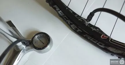 Telepítése tömlő nélküli gumiabroncs egy bicikli