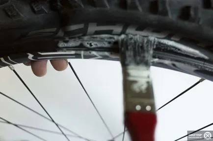Telepítése tömlő nélküli gumiabroncs egy bicikli