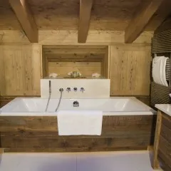 Baie într-o izolație casa, decor și echipamente din lemn camere