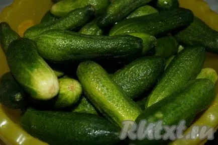 Хрупкави кисели краставички с оцет за зимата - рецептата със снимка
