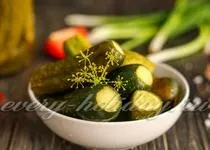 Малосольні огірки в пакеті, рецепт з фото хрусткі (рецепт) Малосольні огірки в пакеті, рецепт з фото хрусткі