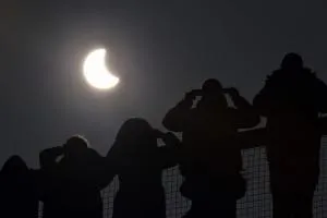 Scaunele cu spatele în hol cu ​​mâinile (foto)