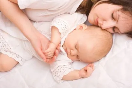 Nyugtalan alvás csecsemőknél gyerek alszik nyugtalanul, nyögve vonagló