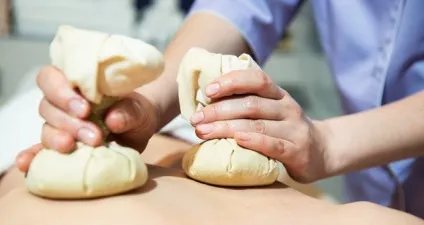 Масаж трав'яними мешочкаміваш масаж, ваш масаж (масаж трав'яними мішечками) Масаж трав'яними мешочкаміваш масаж, ваш масаж