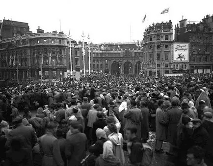 Ziua în istoria încoronării Elizabeth II, Anglomania