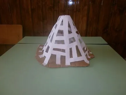 Производство на макет на вулкан в папиемаше