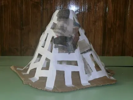 Производство на макет на вулкан в папиемаше