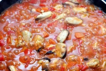 Мідії в соусі з перцем, томатами і овочами - відмінна закуска