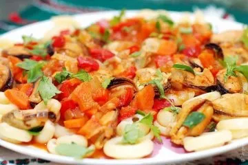 Мідії в соусі з перцем, томатами і овочами - відмінна закуска
