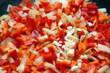 Мідії в соусі з перцем, томатами і овочами - відмінна закуска