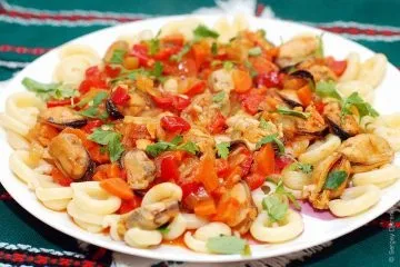 Мідії в соусі з перцем, томатами і овочами - відмінна закуска