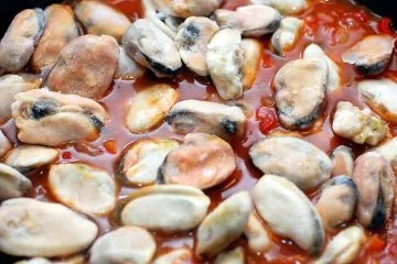 Мідії в соусі з перцем, томатами і овочами - відмінна закуска