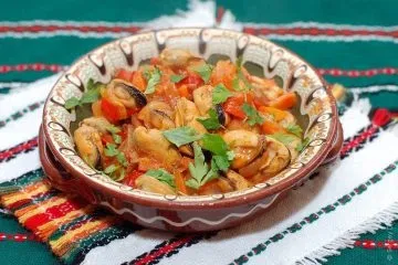 Мідії в соусі з перцем, томатами і овочами - відмінна закуска