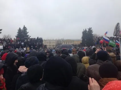 Багатотисячний мітинг за відставку Медведєва переріс в ходу центром Харкова (медведев) Багатотисячний мітинг за відставку Медведєва переріс в ходу центром Харкова