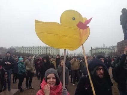 Багатотисячний мітинг за відставку Медведєва переріс в ходу центром Харкова (нод) Багатотисячний мітинг за відставку Медведєва переріс в ходу центром Харкова