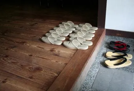 Като културен гости сили за отстраняване на обувките си при влизане в една къща