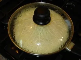Főzni egy omlettet a tejet egy serpenyőben