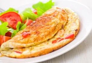 Cum de a găti o omletă cu lapte într-o tigaie 1