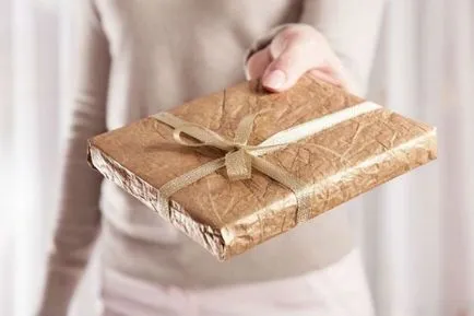Cum să Wrap un cadou într-o lucrare frumoasă, cu propriile sale mâini