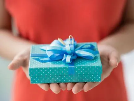 Cum să Wrap un cadou într-o lucrare frumoasă, cu propriile sale mâini