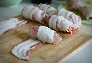 Пилешки рула с бекон - рецепти фото-стъпка за готвене