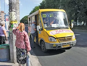 Mikrobuszok a „epicentruma” megálló várakozási