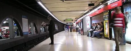 Метро Барселони (нього квиток вставляєте пристрій) метро Барселони