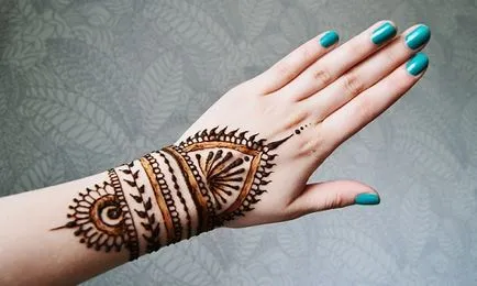 Henna kezében (fotó)