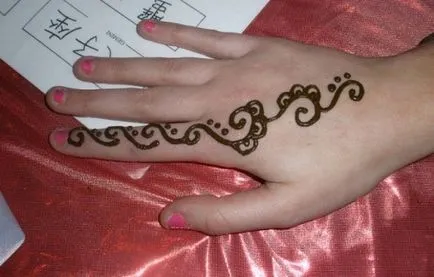 Henna kezében (fotó)