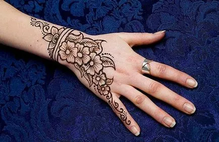 Henna kezében (fotó)