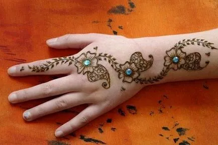 Henna kezében (fotó)